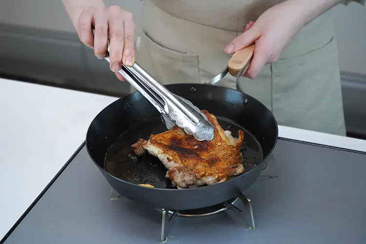 香ばしい焼き色がついたら裏返す