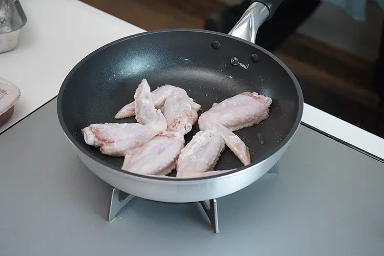 フライパンにサラダ油を入れ中火で加熱する。温まったら手羽先を入れる