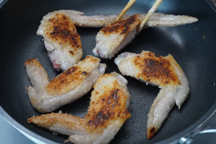 両面に香ばしい焼き色がついたら弱火にする