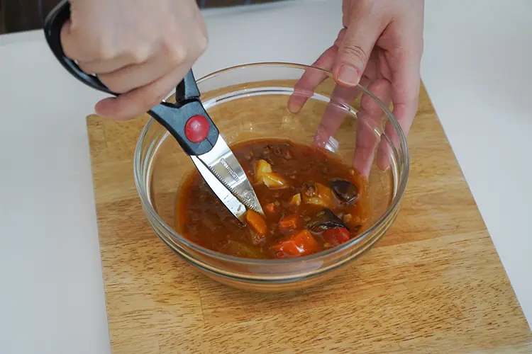 カレーの具材が大きい場合、キッチンバサミやフォーク等で食べやすい大きさにほぐす