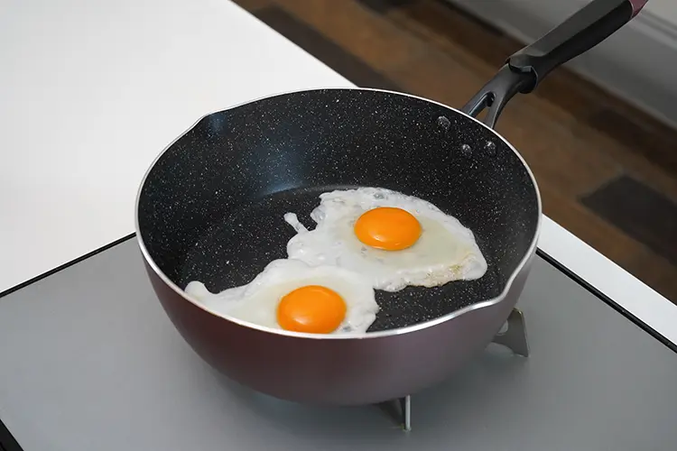 目玉焼きを作る