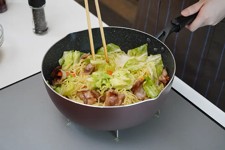 サッと炒め合わせたら、中華めん(蒸し)、酒を加える