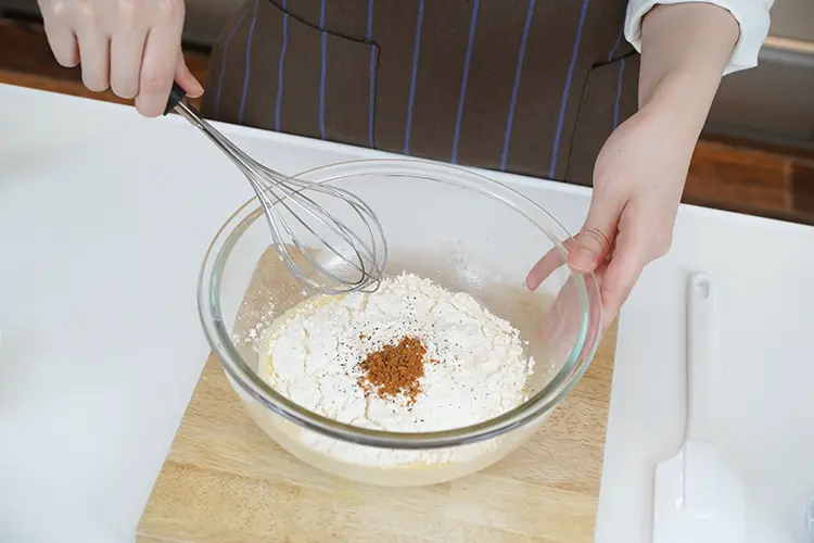 ホットケーキミックス、【B】、を加え再度よく混ぜ合わせる