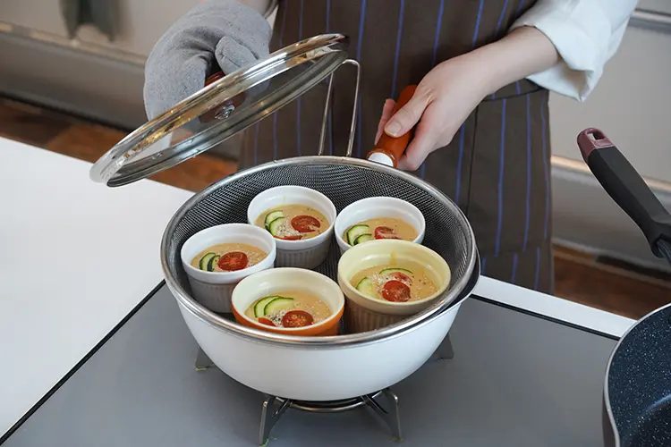 蒸気の上がった蒸し器に手順5の材料を入れ、中火で15分程度加熱する