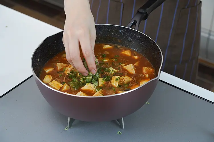 お皿に盛り小ネギをかける
