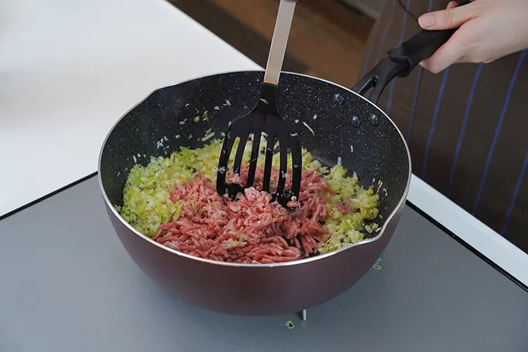 豚ひき肉を加える
