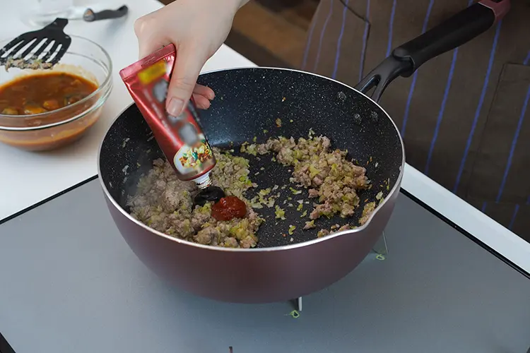 肉の色が変わるまで炒めたら【B】を加える