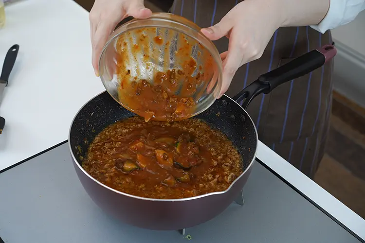 【C】、カレーを加えひと煮立ちさせる