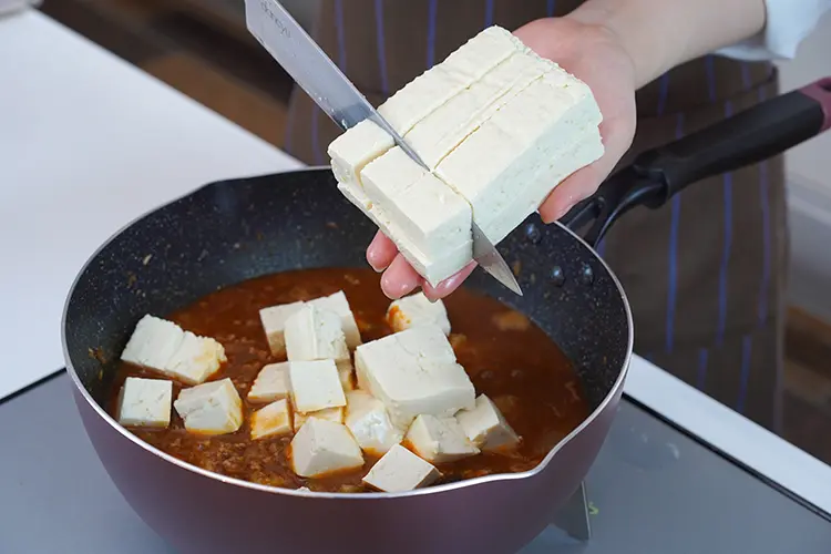 木綿豆腐を加える