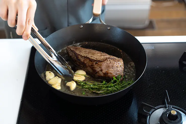 【A】を加え、にんにくを軽くつぶしながら、ハーブの香りを油に移す