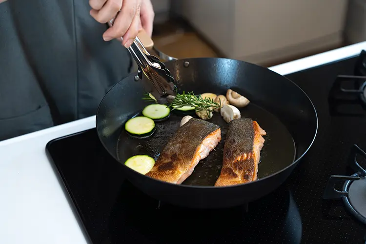 【A】を加えさっと炒めたら弱火にし、バターを加える