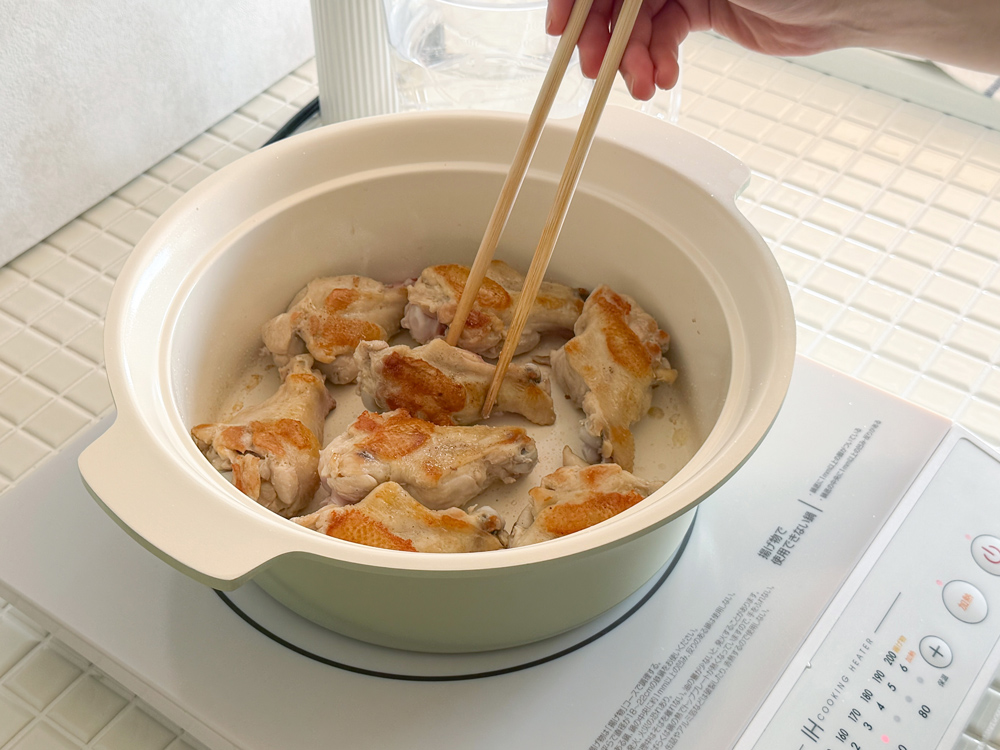 鶏手羽元を加熱する