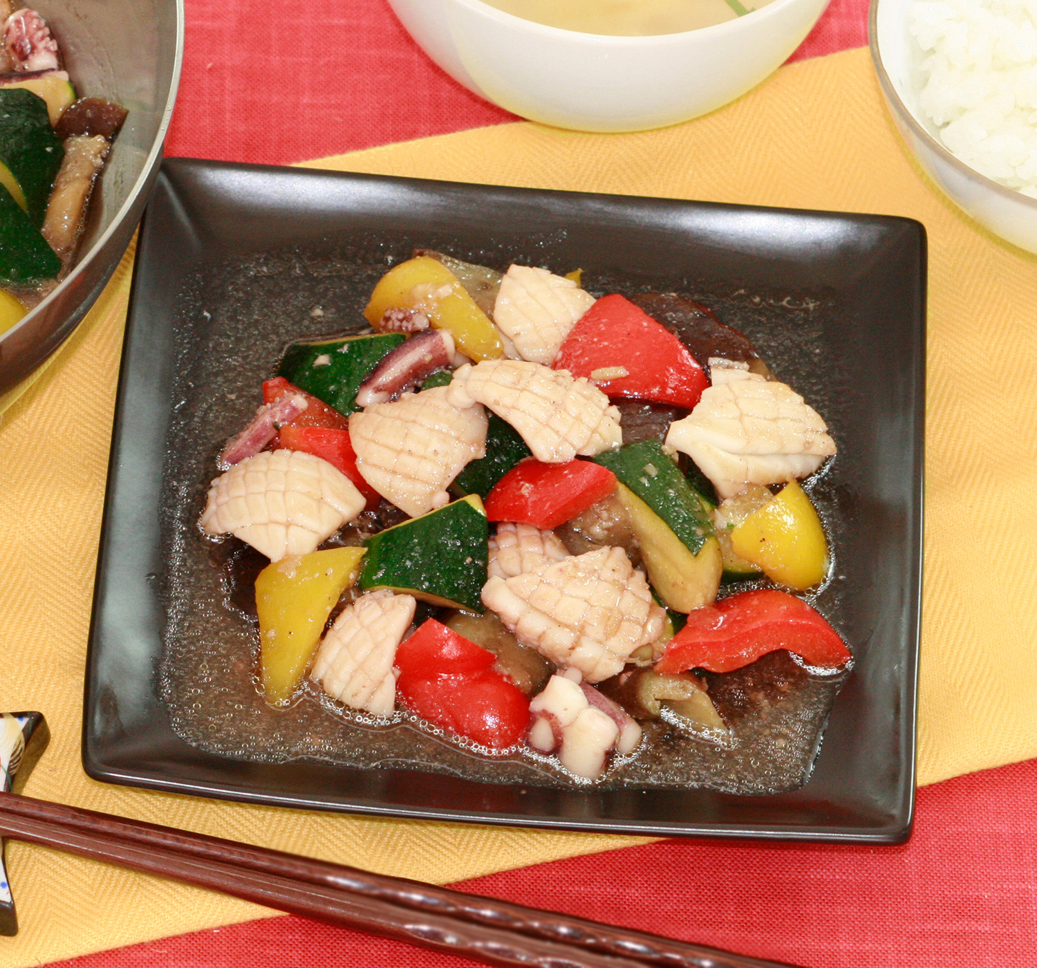 イカとカラフル野菜の中華炒め 鉄フライパンのレシピ | 和平フレイズ