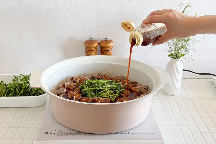 全体がしんなりしたら焼肉のタレを回しかける。