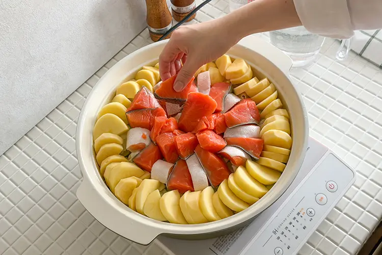 鍋にキャベツ、じゃがいも、塩鮭の順に入れる。