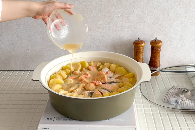 味噌を溶いて全体に回しかける。