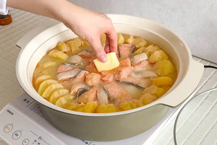 食材に火が通ったら、【A】を加えて味を整える。