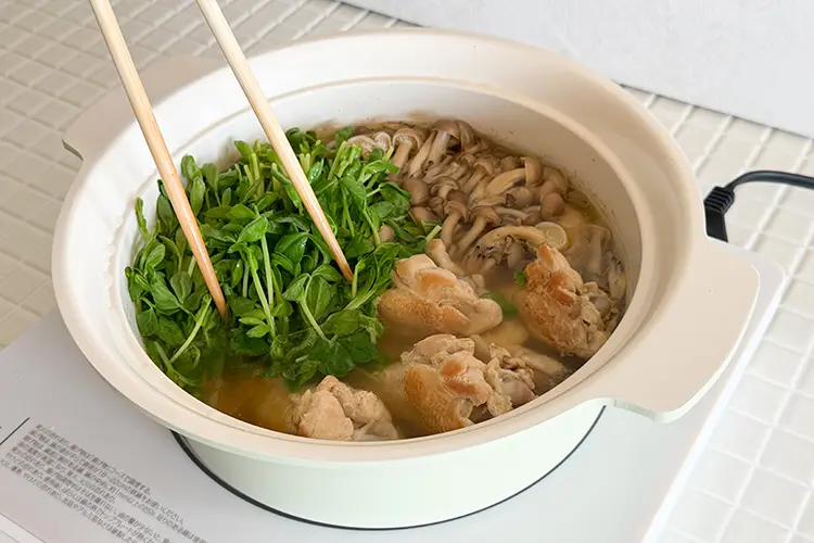 豆苗を加えて再度蓋をし、30秒程度加熱する
