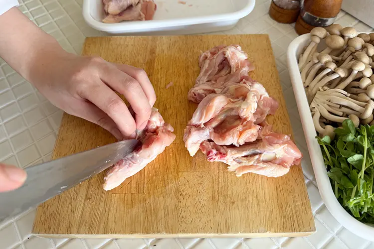 鶏手羽元は骨に沿って切り込みを入れる