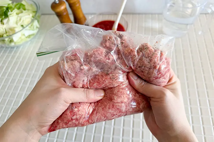 厚手の袋に豚ひき肉、【A】を入れ、袋の口を閉じて、粘りが出るまでもみこむ