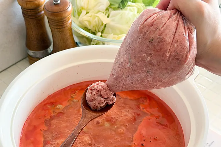 肉だねを食べやすい大きさに丸くしぼって加える