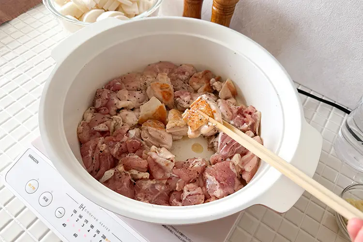鍋にごま油を引き、鶏もも肉を皮目から入れ中火で加熱する
