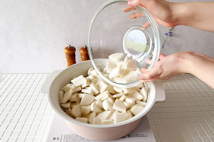 【A】、大根を加え、蓋をする