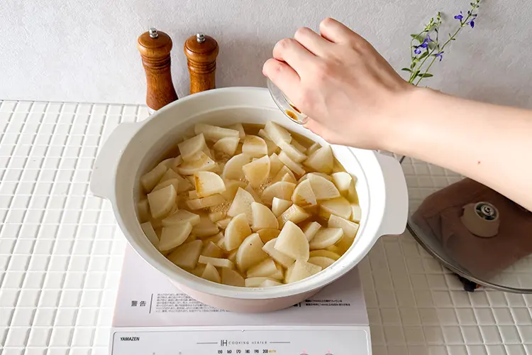 大根が透き通るまで加熱したら【B】を加え、味を整える