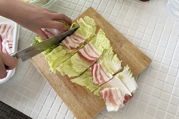 白菜と豚バラ肉を交互に重ね、5～6cm幅程度に切る