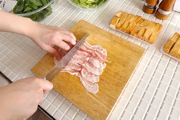 豚バラ肉は食べやすい大きさに切る