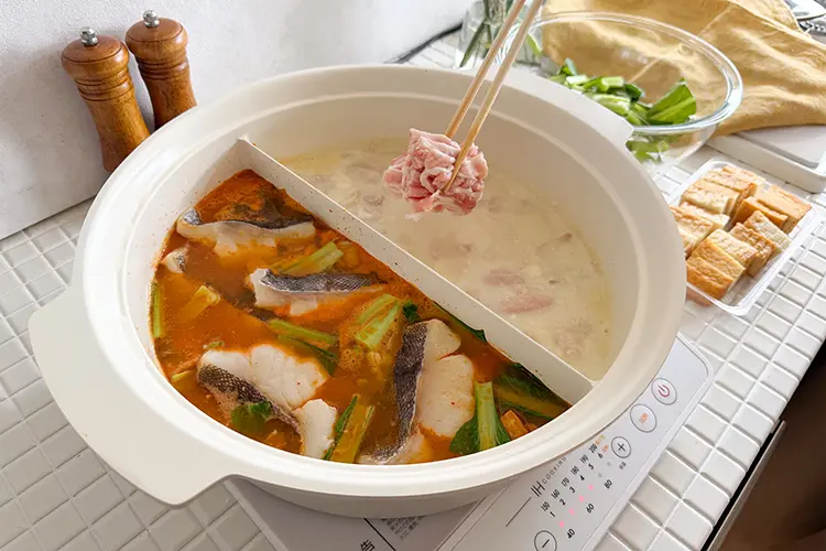 蓋をして中火で加熱し、ひと煮立ちしたら具材を加える