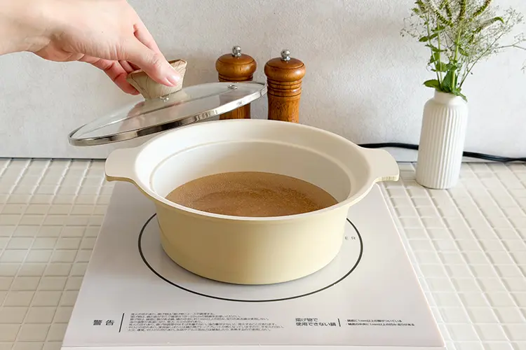 鍋に【A】を入れ、中火で加熱する。