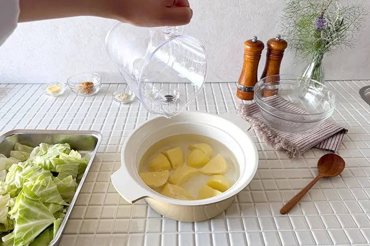 鍋にじゃがいも、【A】を入れる