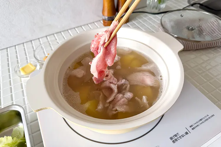 肉の色が変わったらキャベツを加える
