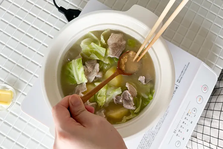 食材に火が通ったら味噌、バターを加える