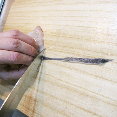つながってる皮の垂れ下がっている部分を切り落とします