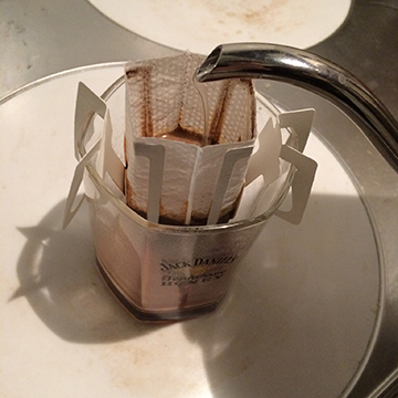 フィルターから水滴が落ちてこない程度の量のお湯で蒸らす