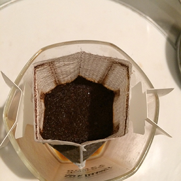 フィルターから水滴が落ちてこない程度の量のお湯で蒸らす