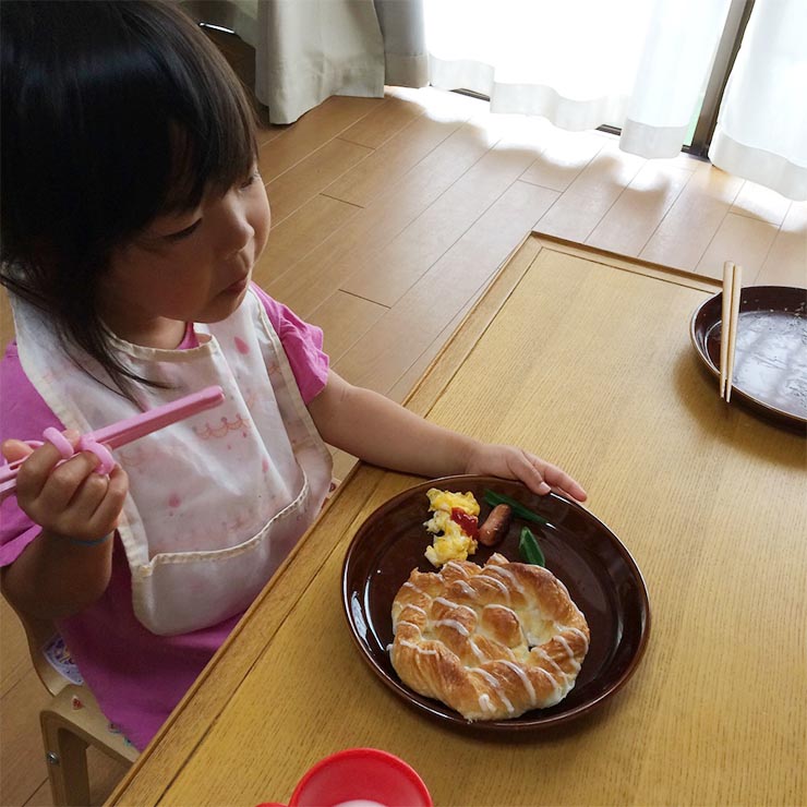 朝食を食べる娘