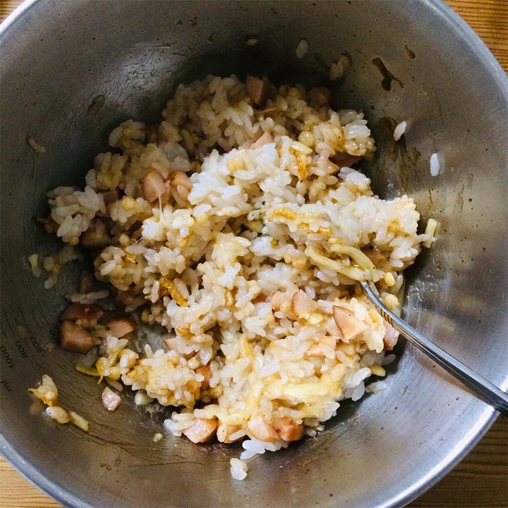 たこ焼きおにぎりの材料を混ぜているところ