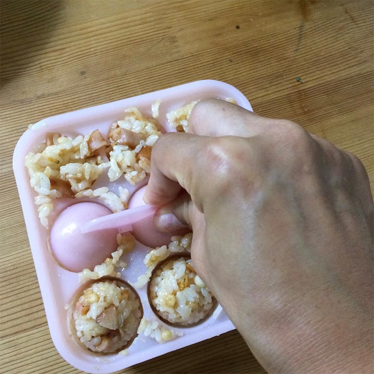 手まりおにぎり型でたこ焼きおにぎりを成型しているところ