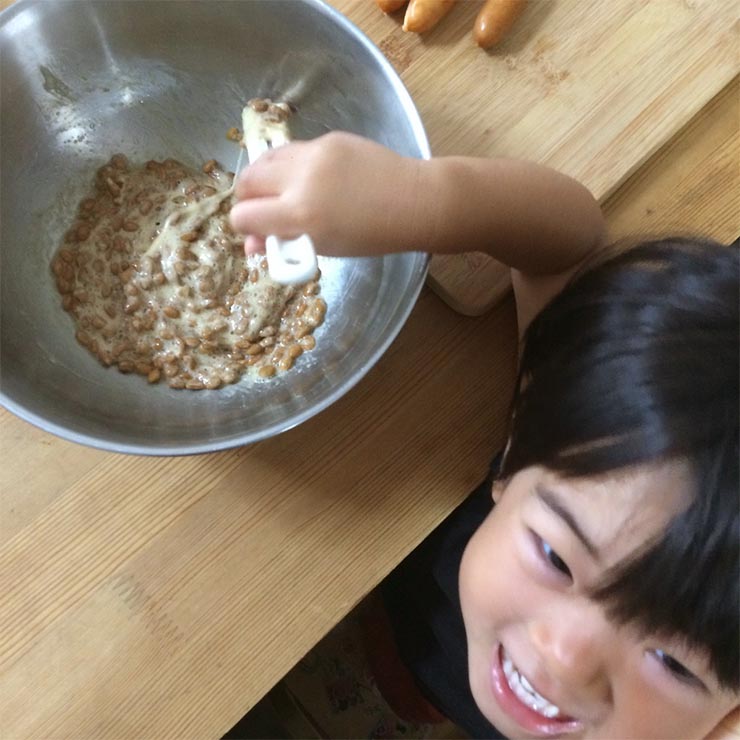 キッシュづくりのお手伝い、納豆まぜ