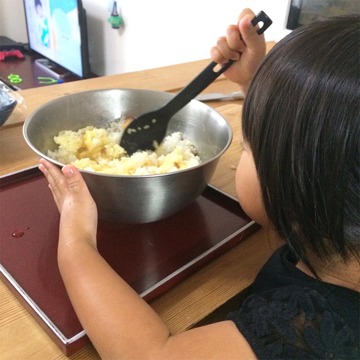 キッシュづくりのお手伝い、ご飯まぜ