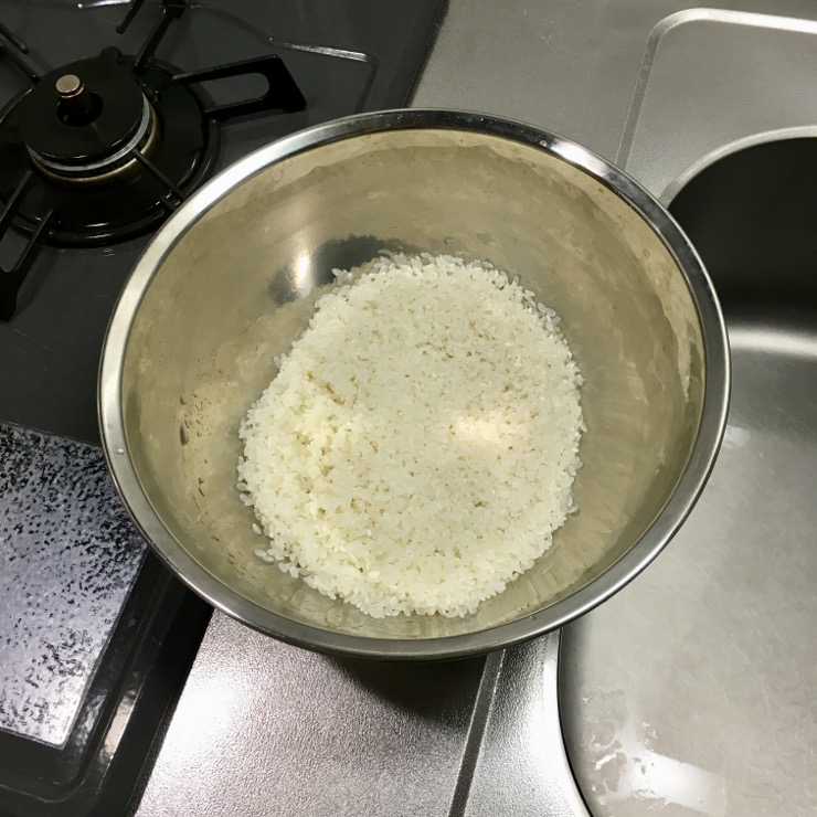 お米を研ぎ浸水させる