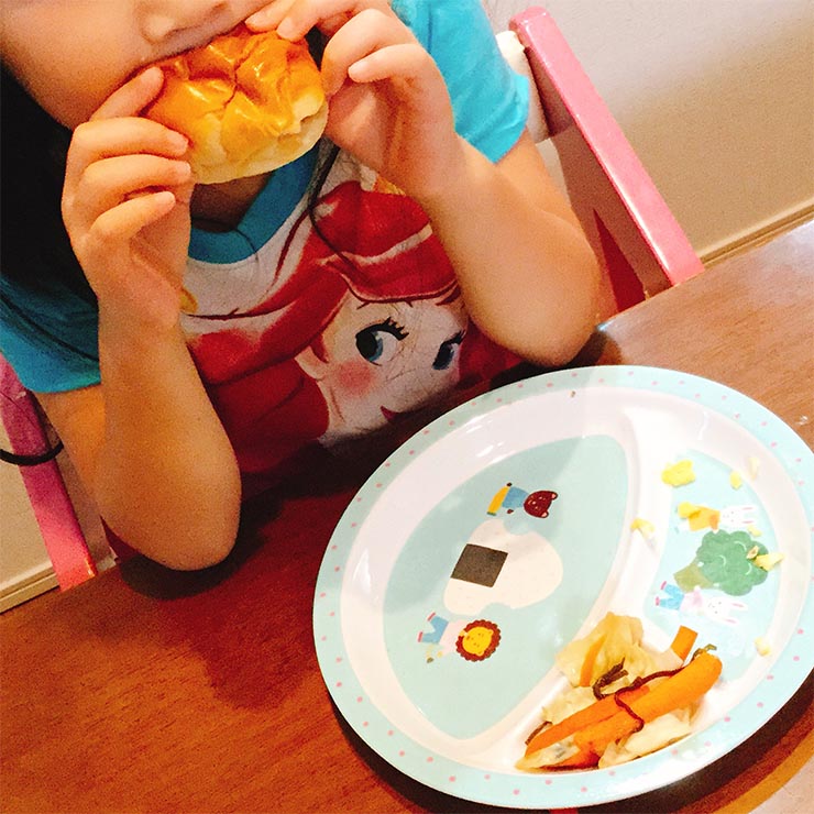 朝食を食べる子供