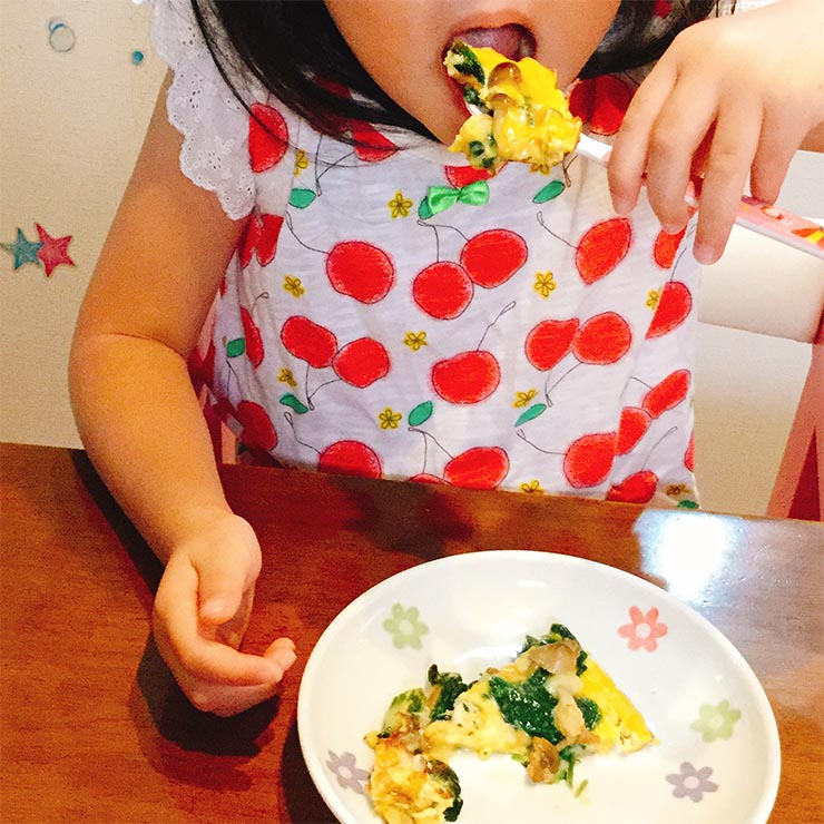 和風きのこオープンオムレツを食べる子ども