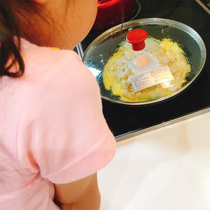 蓋をして焼いているガレットを眺める子ども