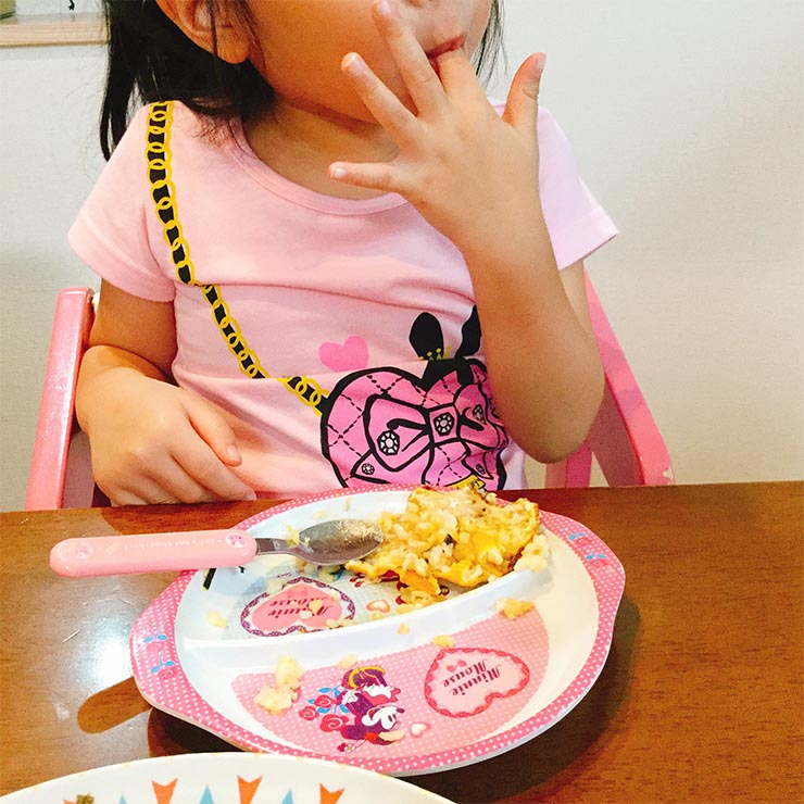 和風ツナマヨオムガレットを食べる子ども