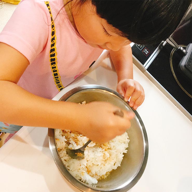 ご飯を混ぜる子ども