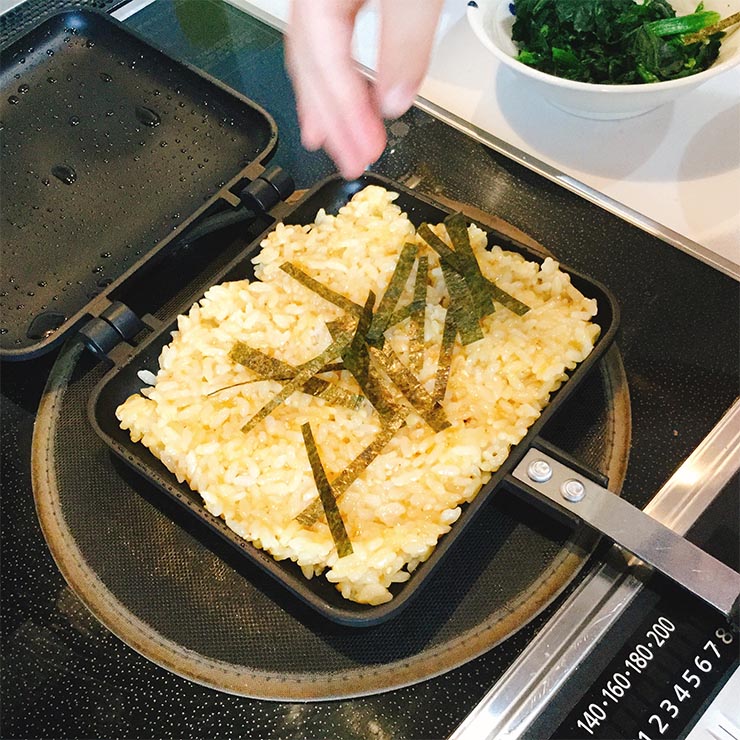 ホットサンドメーカーに卵かけごはんをつめる